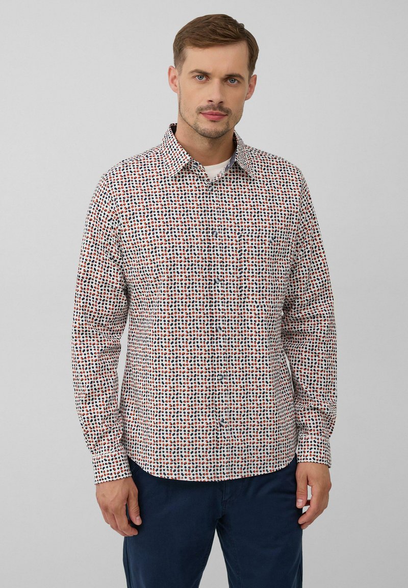 Heren overhemd met knopen in het wit met een geometrische rode en blauwe print. Voorzien van lange mouwen, een puntige kraag en een enkele borstzak.