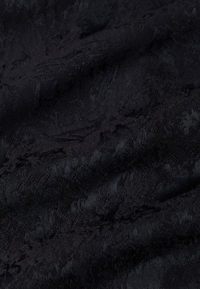 Čierna textúrovaná látka s bohatým vzorom, poskytujúca jemný povrch a subtilný lesk, vhodná na oblečenie či čalúnenie.