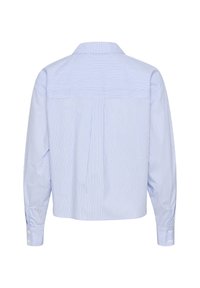 Lichtblauwe, verkorte button-up shirt met verticale witte strepen, lange mouwen en een puntkraag. De achterkant heeft een yoke en plooi detail.