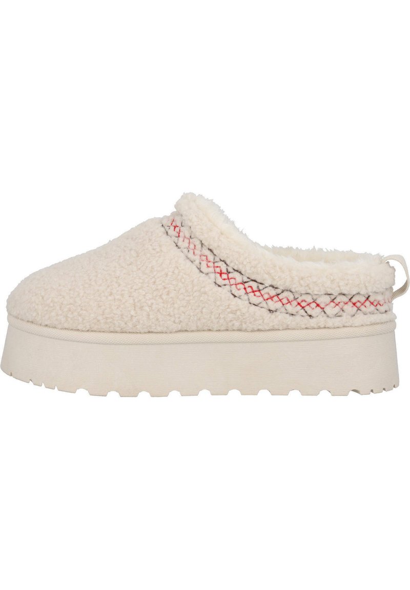Zapatilla de color crema con un upper suave y texturizado, detalle de costura en rojo y negro contrastante, y una gruesa suela de plataforma blanca.