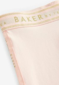 Roza tkanina s mekom teksturom, sa pojasom u zlatnom koncu označenim "BAKER by Ted." Jednostavan dizajn s glatkima rubovima.