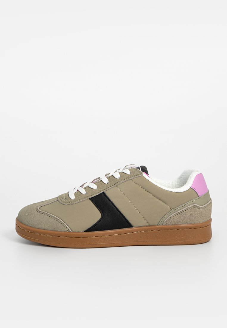 Grijs-groene sneaker met zwarte en roze accenten, voorzien van een suede bovenwerk, witte veters en een beige rubberen zool. Zachte voering aan de binnenkant.