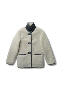 Cremefarbene Lammfelljacke mit einem schwarzen Lederkragen, die vier Knöpfe und schwarze Lederakzente an den Taschen aufweist.