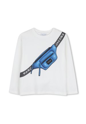 Chemise blanche à manches longues avec un sac bandoulière bleu imprimé et une sangle noire comportant le texte "MARC JACOBS" sur le devant.