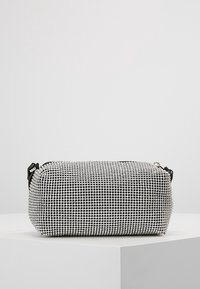 Stříbrná taštička obdélníkového tvaru s flitry, hladkým povrchem a černým popruhem. Má zipové uzavření a kompaktní design.