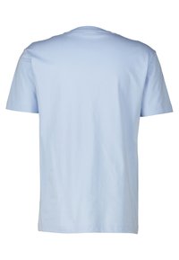 Camiseta de manga corta azul claro, hecha de algodón suave. Presenta un cuello redondo y una textura simple y suave, sin patrones ni acentos.