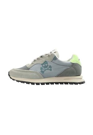 - Sneakersy niskie