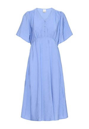 Lichtblauwe midi-jurk met V-hals, korte wijde mouwen, twee voorste met stof overtrokken knopen en een geplooide taille naad.