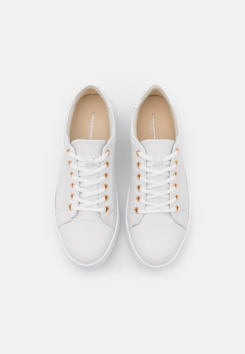 Białe sneakersy z gładką skórzaną cholewką, okrągłym noskiem oraz kontrastowymi, złotymi oczkami. Posiadają płaskie, białe sznurowadła oraz teksturowaną podeszwę.