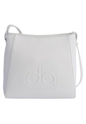 Bolso de mano de cuero sintético blanco con logo estampado. Presenta un diseño simple y estructurado, corredera única y abertura superior.