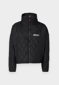 Czarna pikowana kurtka z wysokim kołnierzem, zamek błyskawiczny oraz logo "ellesse Ski Club" w białym i zielonym kolorze. Posiada teksturowaną powierzchnię.