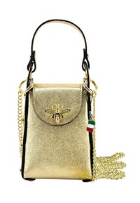 Gouden metallic handtas met een bij-embleem, een zwarte band, kettingdetails en een klein Italiaans vlaggetje charm. Soepele textuur en rechthoekige vorm.