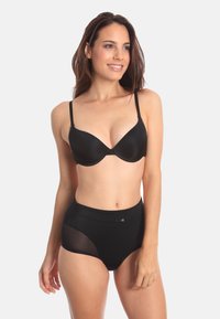 Schwarzes BH- und hochgeschnittenes Slip-Set. Der BH besitzt glatte Cups und verstellbare Träger; der Slip hat Mesh-Seitenpartien und einen dezenten Bundakzent.