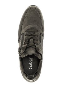 Donkergrijze sneaker met een bovenwerk van suède, leren accenten met textuur, vetersluiting en een zijrits voor gemakkelijke toegang. Zachte binnenvoering zichtbaar.