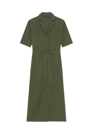 Robe verte olive à manches courtes avec taille cintrée et ceinture, présentant un devant boutonné et un col dentelé, faite en tissu texturé.