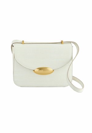 Weiße Kunstleder-Crossbody-Tasche mit Krokodilstruktur, ovalem goldfarbenem Verschluss und einem dünnen, verstellbaren Trageriemen. Rechteckige Form mit abgerundeten Kanten.
