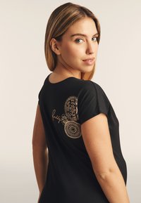 Freddy COMFORT IN SUPIMA CON MANDALA - Camiseta estampada - nero