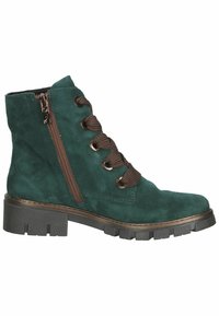 Bottines en daim vert avec œillets de lacets marron, fermeture éclair latérale et semelle en caoutchouc texturée ; elles présentent un talon bloc et des détails cousus.