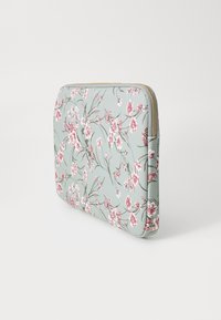Blomster laptop sleeve med en lysegrøn baggrund, der har pink og hvide blomster. Fremstillet af glat materiale, lynlåslukning på toppen.