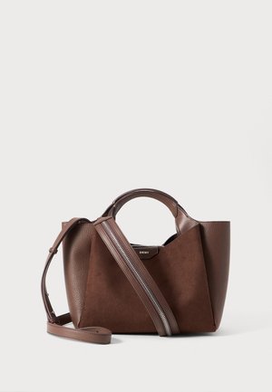Brązowa torebka łącząca gładką skórę i miękki zamsz o geometrycznym kształcie, z górnymi uchwytami i regulowanym paskiem z metalowymi akcentami w srebrnym kolorze.
