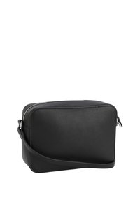 Borsa a tracolla nera realizzata in materiale testurizzato, di forma rettangolare, con chiusura a zip e tracolla regolabile.
