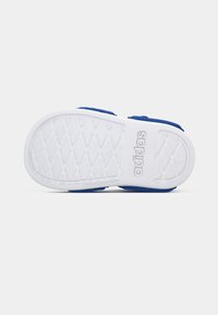 Μπλε αθλητικό σανδάλι με λευκή λαβή από καουτσούκ, που διαθέτει υφή για καλύτερη πρόσφυση και ανάγλυφη λεπτομέρεια λογότυπου στη σόλα.