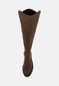 Bota de ante marrón por encima de la rodilla con puntera redondeada, textura sutil y borde superior ligeramente acampanado. Suela de goma negra para mayor tracción.