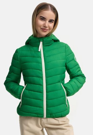 Veste doudoune verte avec un design matelassé, capuche et zip blanc. Dispose de poches latérales et d'un logo discret sur la manche.