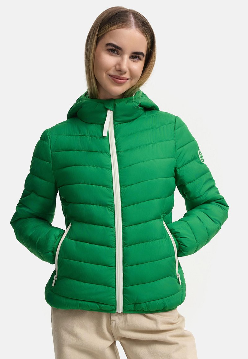 Zaļā puffer jakas ar quilted dizainu, kapuci un baltu rāvējslēdzēju. Iekļauj sānu kabatas un diskrētu logo uz piedurknes.