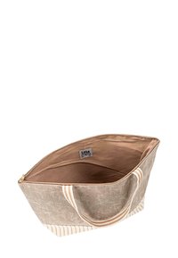 Bolsa de lona beige con un diseño a rayas en la parte inferior. Cuenta con un cierre de cremallera y un suave forro interior. Doble asa para llevar.
