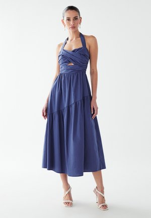 Modrá šaty s halter neck, s twist přední částí, výřezem a vrstvenou sukní. Vyrobeno z lehkého materiálu s hladkou texturou.