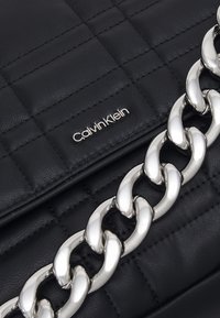 Calvin Klein Käsilaukku - black