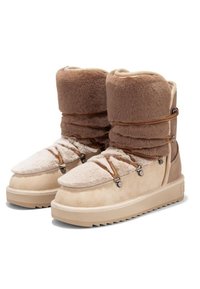 Botas de invierno marrones forradas de piel, con punta redondeada, material de ante suave, detalles de cordones y una suela texturizada para mayor agarre.