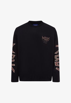 Fekete, hosszú ujjú pamut póló kerek nyakkal, elöl hímzett mintával és kontrasztos színű grafikus mintákkal az ujjak mentén.