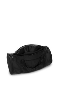 Svart duffelbag laget av slitesterk stoff, med en glidelås, to håndtak og et romslig indre med en sidelomme. Glatt tekstur.