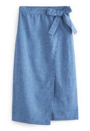 Jupe bleue mi-longue avec des rayures verticales blanches et une ceinture en tissu nouée sur le côté droit.