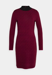 Robe en tricot bordeaux à manches longues, col montant et motif subtil. Dotée d'une fermeture éclair au dos et d'une coupe près du corps.