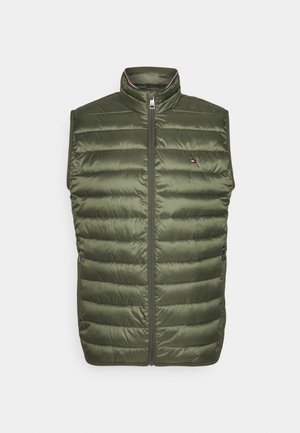 Ärmellose olivgrüne Steppweste mit Stehkragen, Frontreißverschluss, Seitentaschen und kleinem Logo auf der linken Brust.