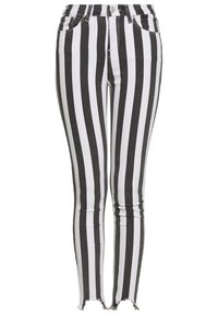 Pantalones ajustados con rayas verticales en negro y blanco, bolsillos frontales, cierre de botón y dobladillos deshilachados en los tobillos.