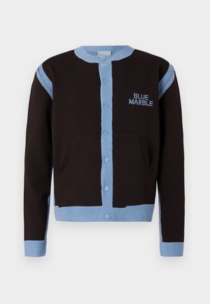 Cardigan nero con accenti blu chiaro, dotato di una chiusura a bottoni e tasche. Il logo "BLUE MARBLE" è ricamato in blu sul petto.