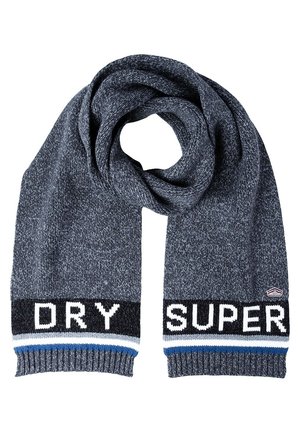 Ciemnoszary dzianinowy szalik z czarnymi, białymi i niebieskimi paskami na końcach, z białymi blokowymi literami "DRY" i "SUPER".