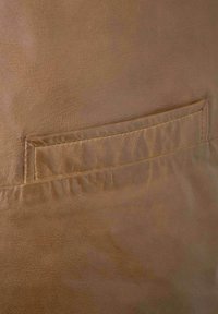 Braunes Leder mit glatter Textur, ausgestattet mit einer horizontalen, genähten Tasche auf der Oberfläche. Schlichtes und funktionales Design.