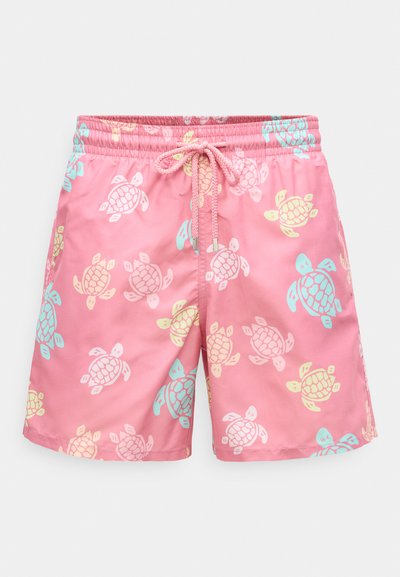 Șorturi de înot roz cu un model de țestoasă în galben pastel și albastru. Talie elastică cu șnur, fabricate dintr-un material neted și ușor.