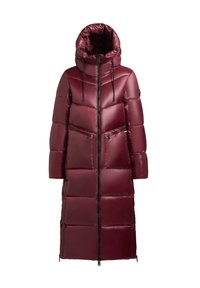 Burgundi színű puff coat magas gallérral, függőleges varratokkal, cipzáras zsebekkel és teljes hosszúságú cipzárral, sima, fényes textúrával.