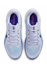 Baskets de running Nike avec une tige en maille blanche, des accents bleu clair, des semelles intérieures bleu et des lacets. Caractérisées par un logo violet et une semelle texturée.