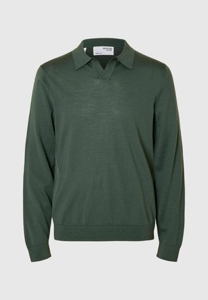 Polo de couleur verte à manches longues en tissu doux, présentant un col en V et un col traditionnel, avec des poignets et un ourlet côtelés.