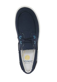 Navy Canvas Slipper mit hellblauen Schnürsenkeln, weißer Sohle und gelbem Logo innen. Verfügt über eine abgerundete Zehenform und genähten Zierbesatz.