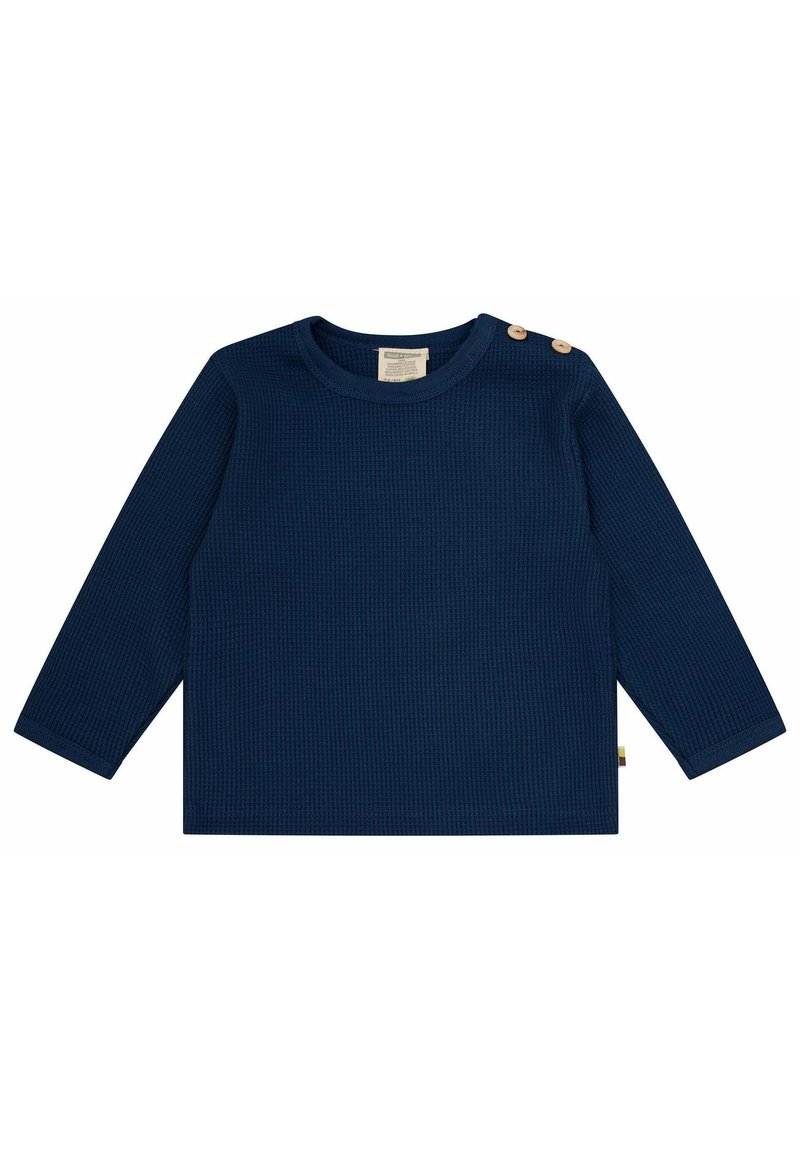 Marineblaues, geripptes Langarmshirt mit rundem Halsausschnitt und zwei Holzknöpfen an der linken Schulter. Mit seitlichem Etikett-Accesoire.