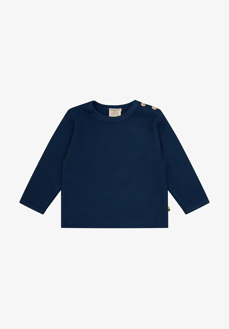 Marineblaues, geripptes Langarmshirt mit rundem Halsausschnitt und zwei Holzknöpfen an der linken Schulter. Mit seitlichem Etikett-Accesoire.