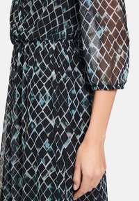Betty & Co MIT PRINT - Freizeitkleid - mint/black